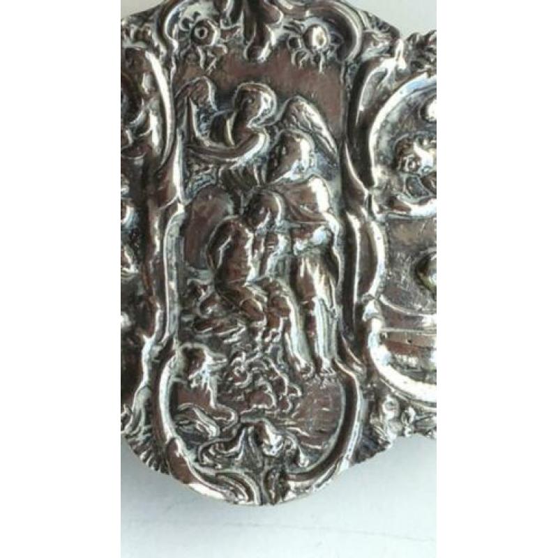 Antieke zilveren broche gemaakt van bijbel clamp