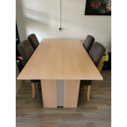 Eettafel met 4 stoelen.