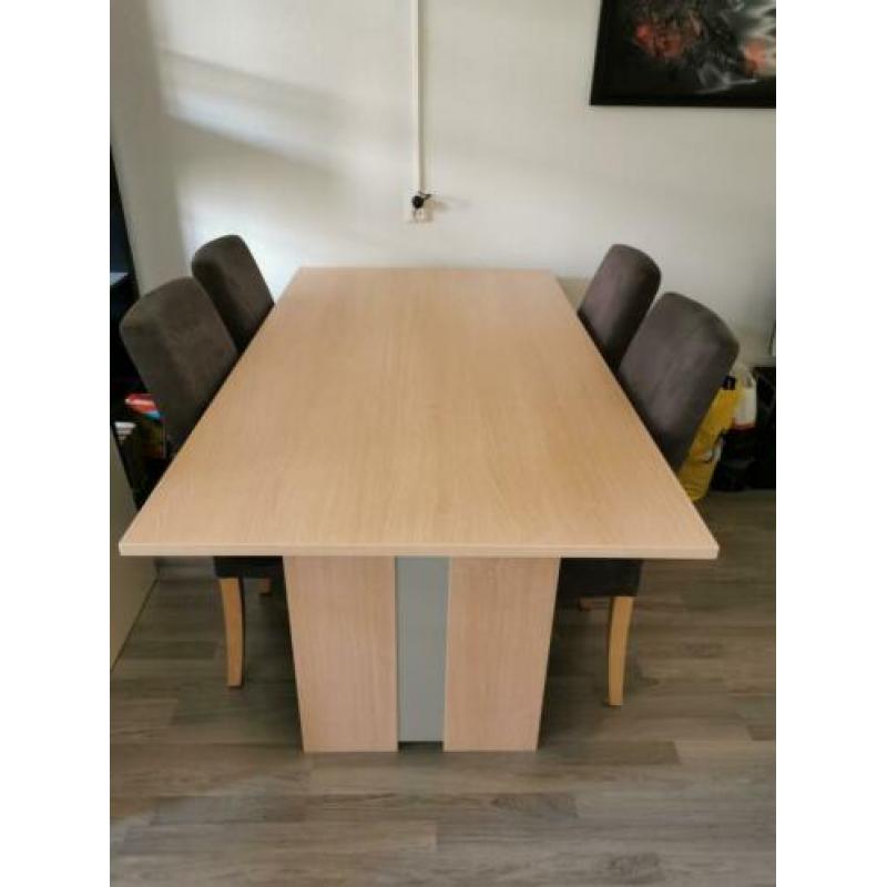 Eettafel met 4 stoelen.