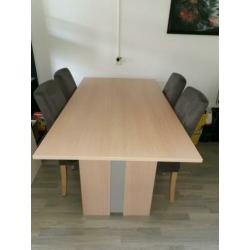 Eettafel met 4 stoelen.