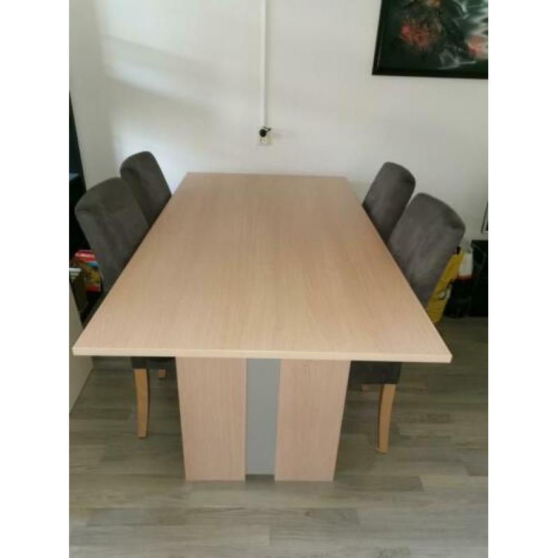 Eettafel met 4 stoelen.