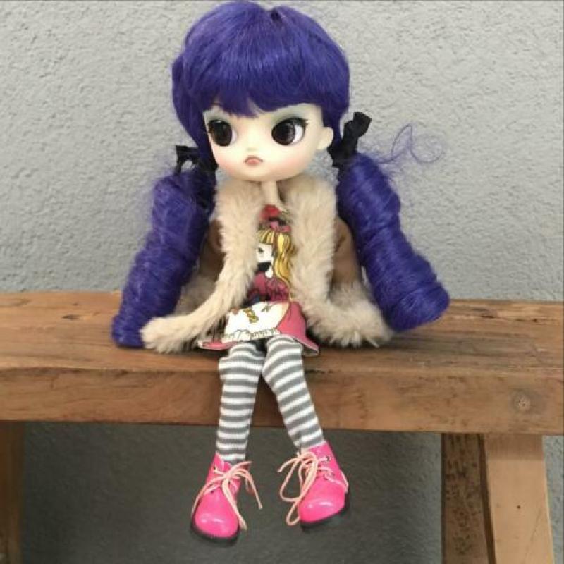 Leuke Pullip bjd doll met paars lang haar - cute en brutaal