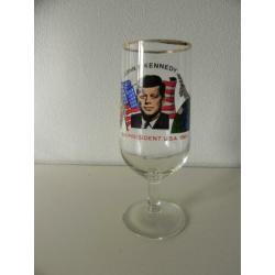 John F. Kennedy herdenkingsglas op voet