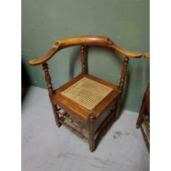 Stel Oude Beukenhouten Hoekstoelen. €100,-.