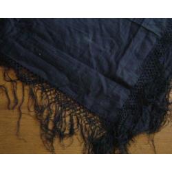 Grote zwarte omslagdoek? begin 1900.