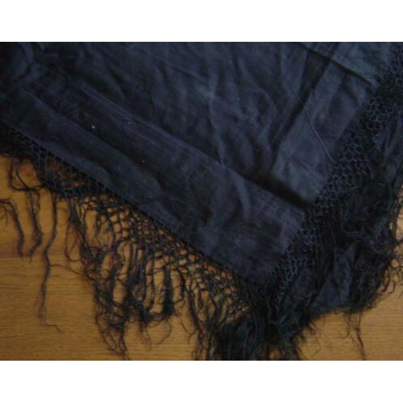 Grote zwarte omslagdoek? begin 1900.