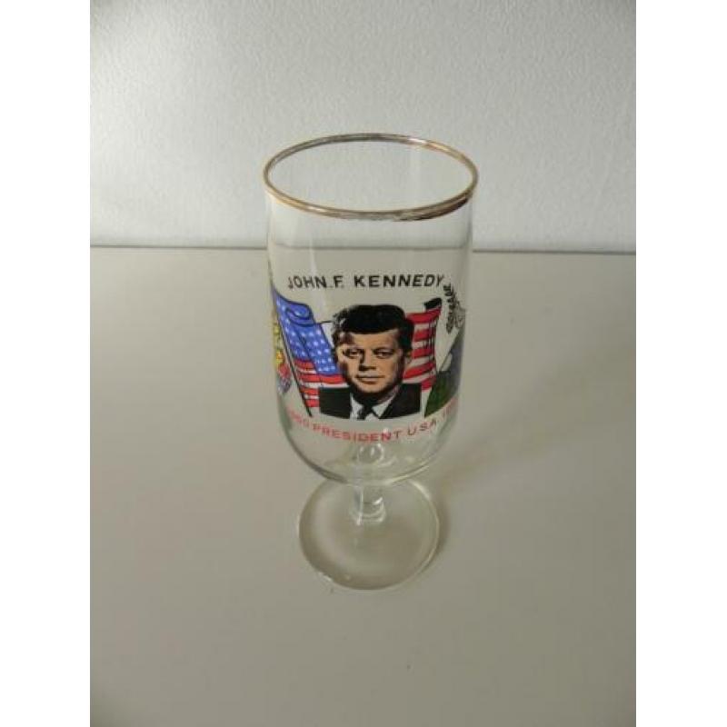John F. Kennedy herdenkingsglas op voet