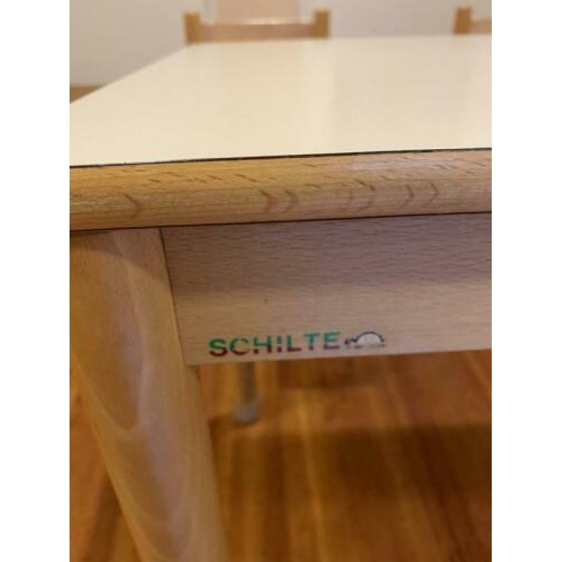 Schilte houten kindertafel en kinderstoel