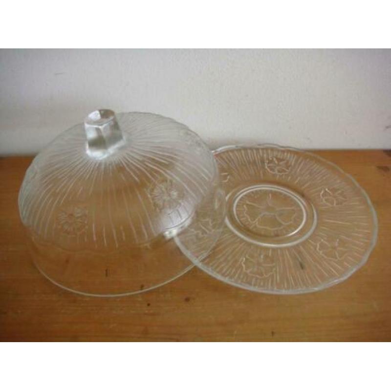 Onbeschadigde glazen cloche met schotel
