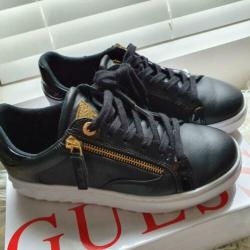 quess sneakers maat 38!