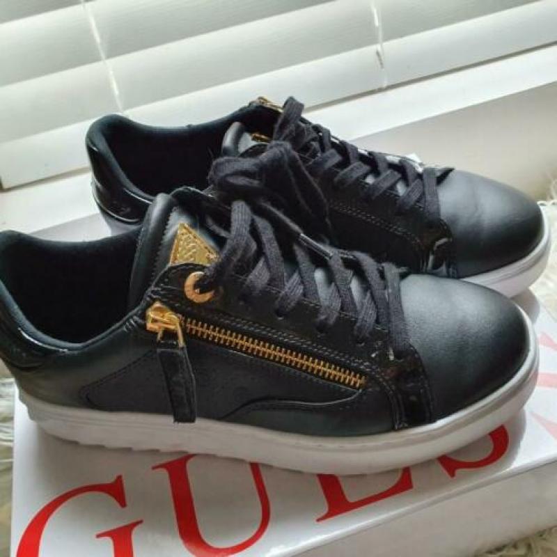 quess sneakers maat 38!