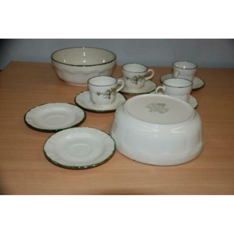 Servies met groen onkruid.