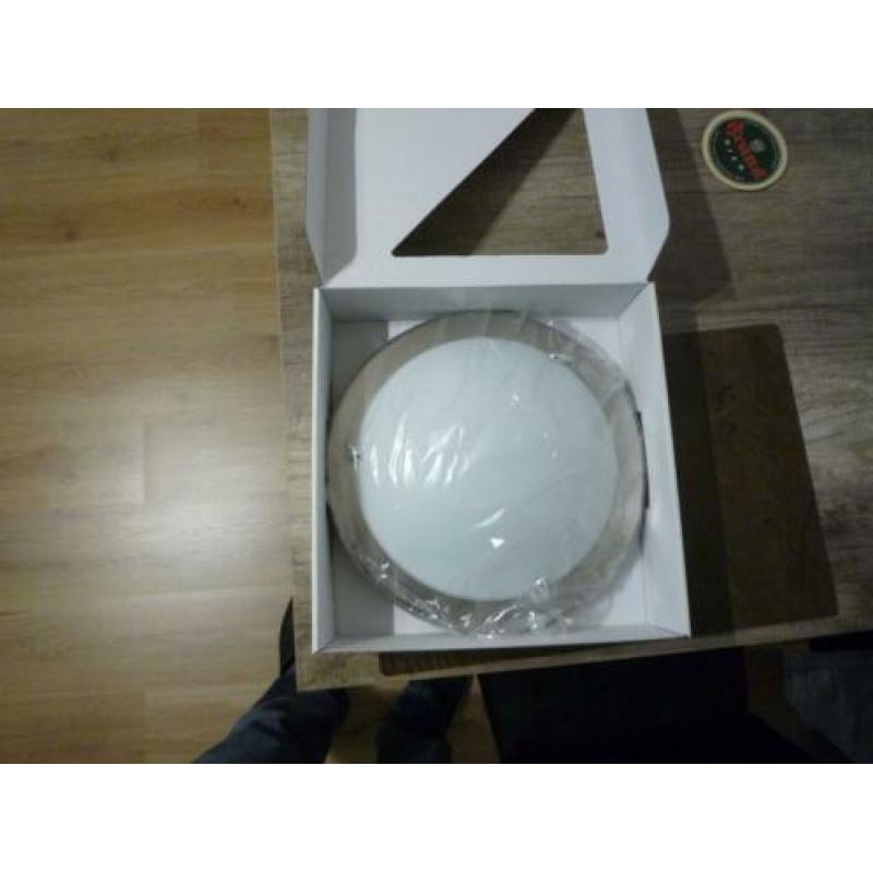 2 plafond lampen nog nieuw in de doos