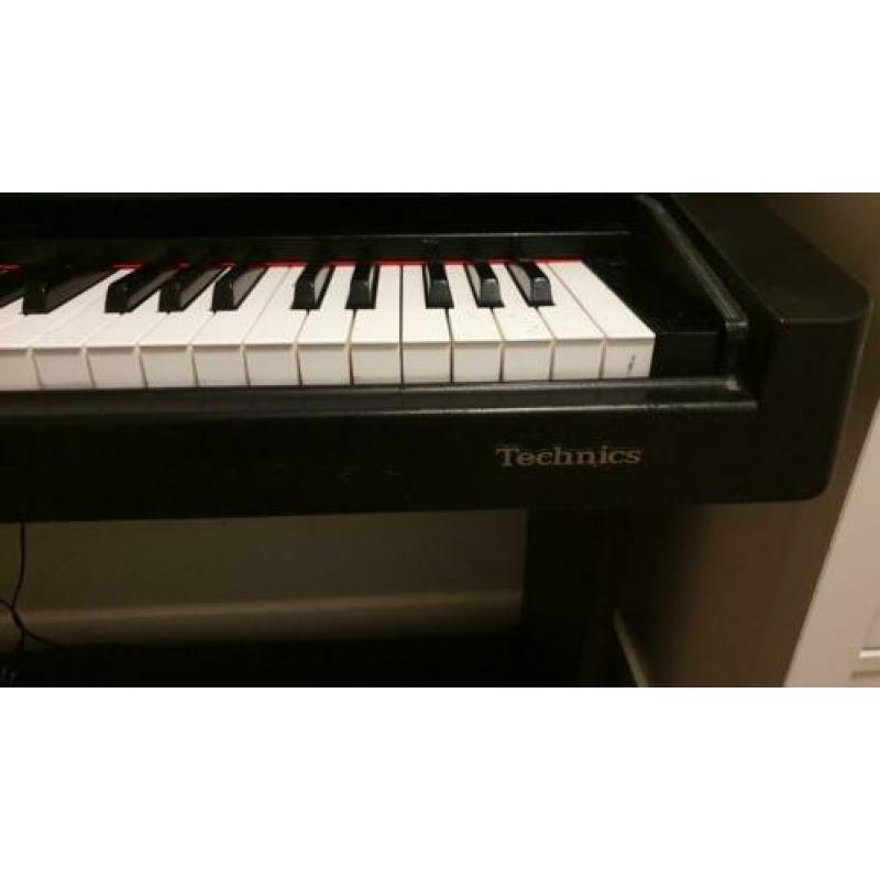 Elektrische Piano Technics met gewogen toetsen.