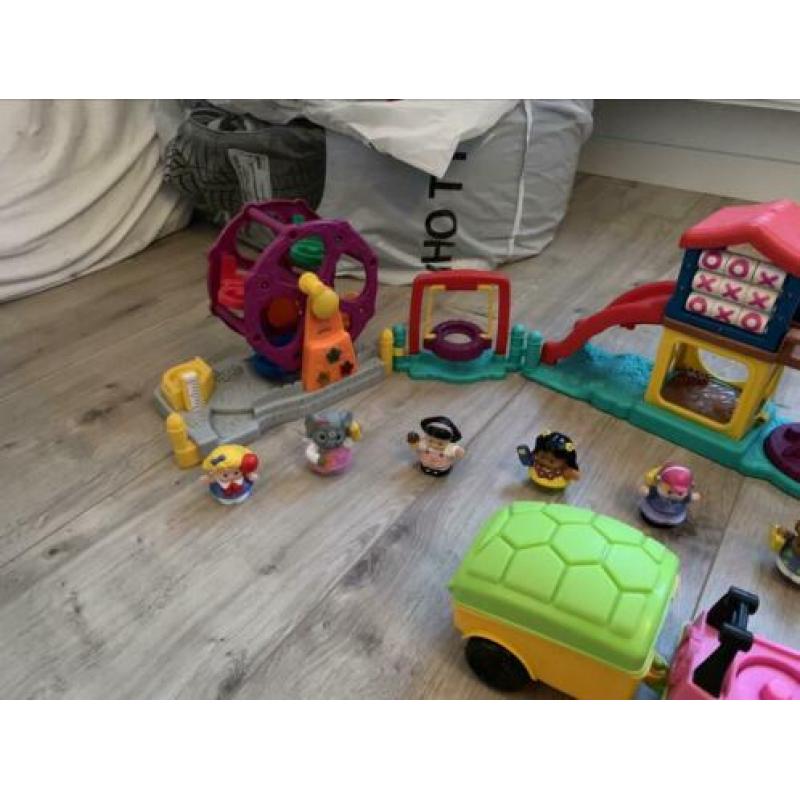 Set van Little People, kermis, met heel veel poppetjes!