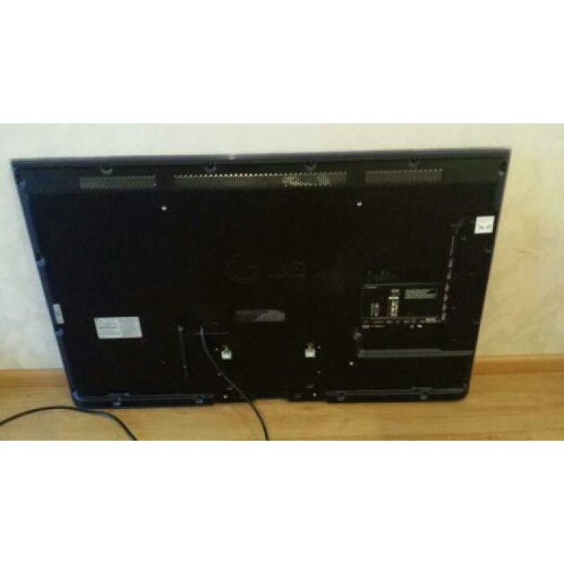 LG televisie 42 inch witte balk rechts.