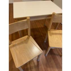 Schilte houten kindertafel en kinderstoel