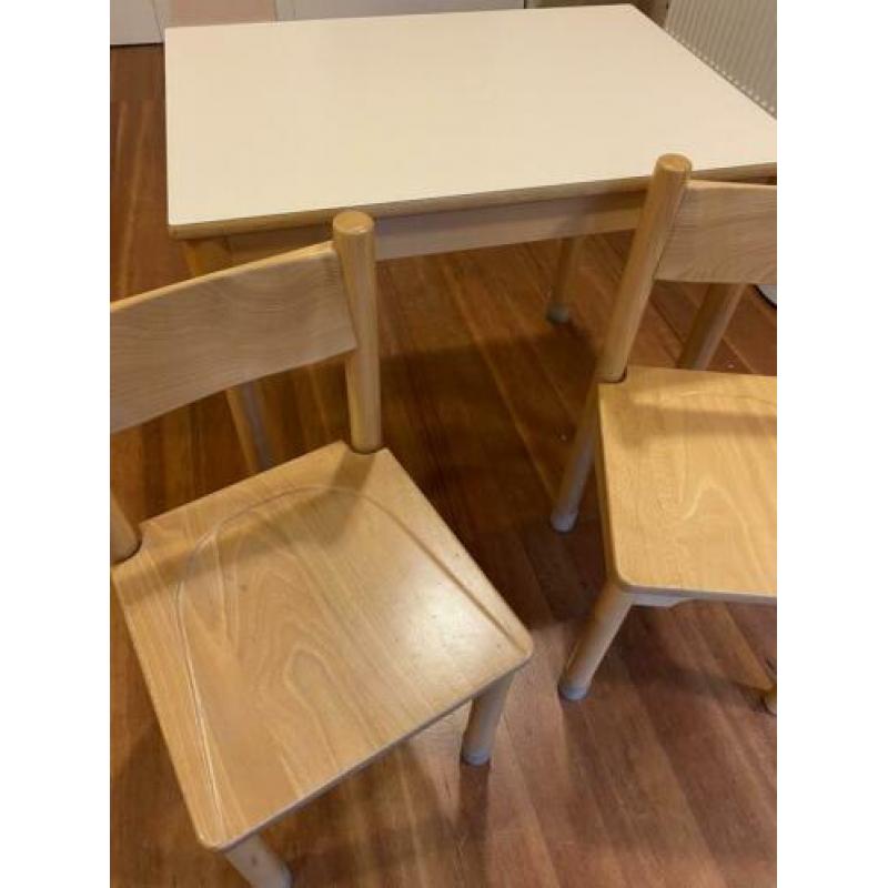 Schilte houten kindertafel en kinderstoel