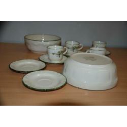 Servies met groen onkruid.