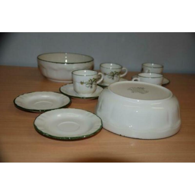 Servies met groen onkruid.