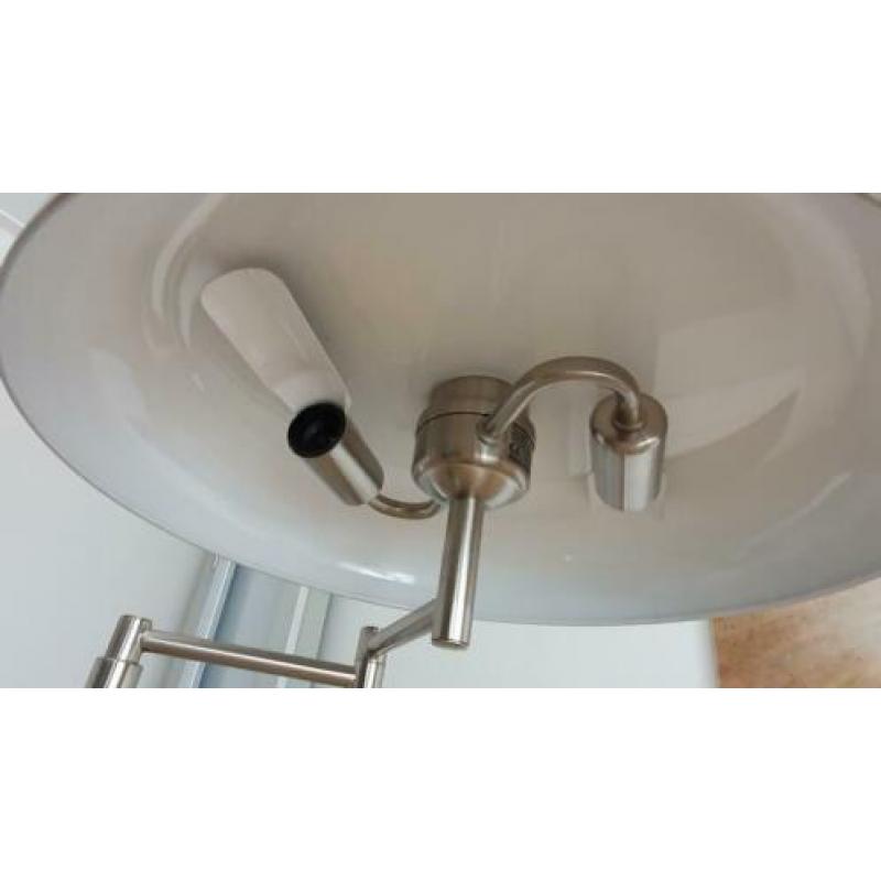 Mooie bureaulamp/ tafel lamp, strak vormgegeven.