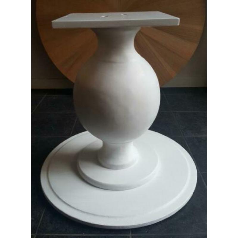 Ronde tafel met bolpoot. Tafelblad in diverse houtsoorten.