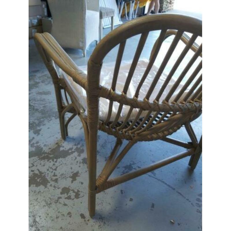 Nieuwe rotan fauteuil met kussen