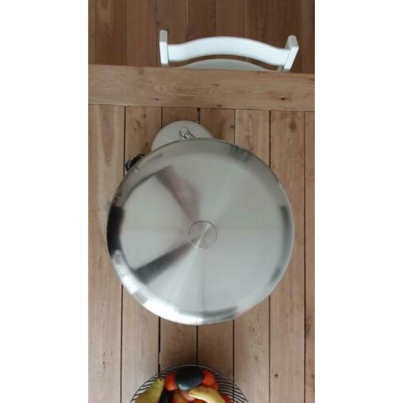 Mooie bureaulamp/ tafel lamp, strak vormgegeven.