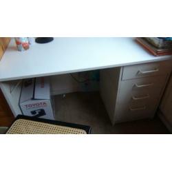 Bureau wit met of zonder stoel