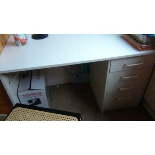 Bureau wit met of zonder stoel