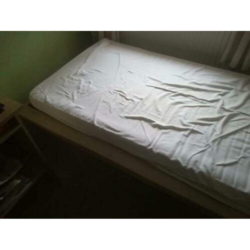 Bed met lattenbodem (200x90cm)