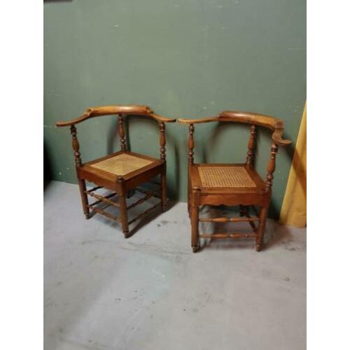 Stel Oude Beukenhouten Hoekstoelen. €100,-.