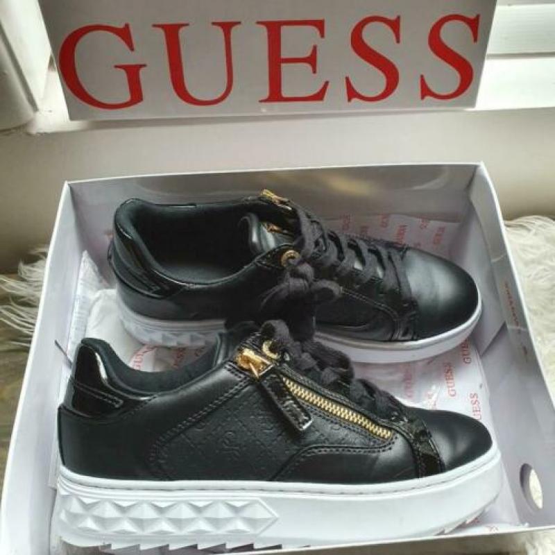 quess sneakers maat 38!