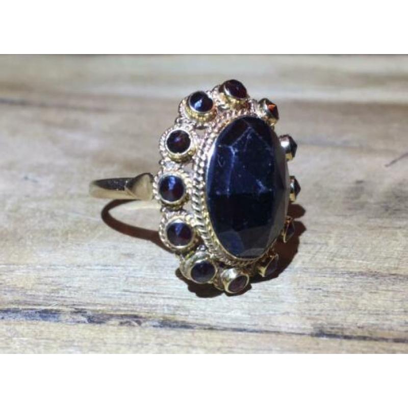 Gouden ring 14 krt met granaten