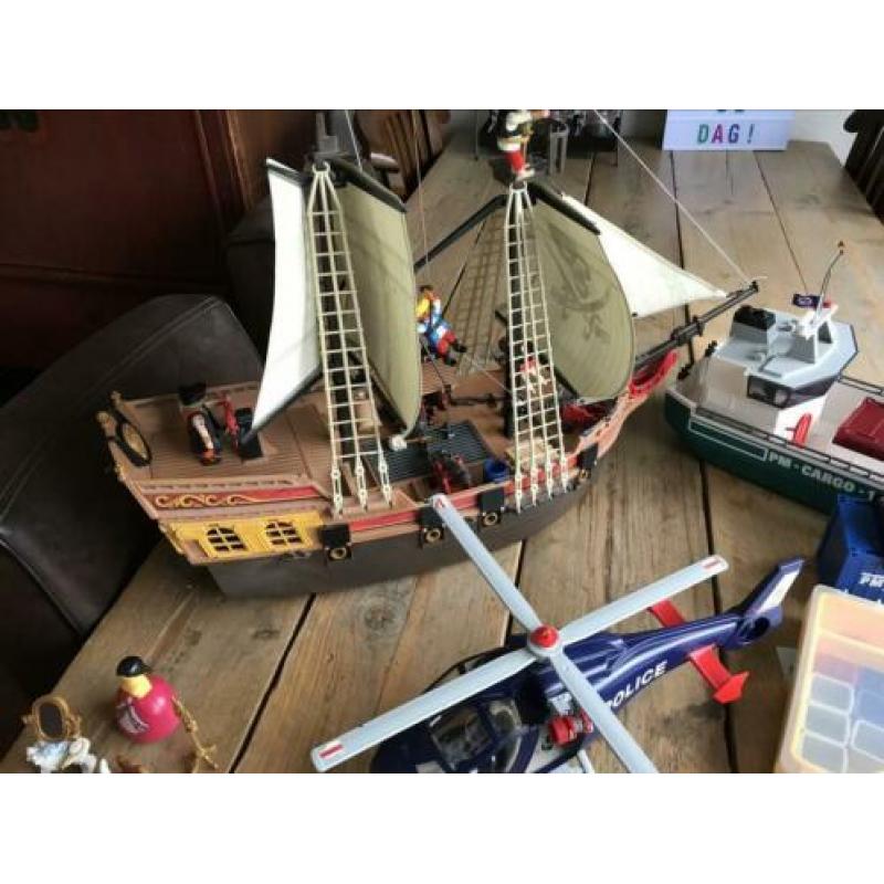 Veel Playmobil (o.a. piratenschip, vrachtschip, ladderwagen)