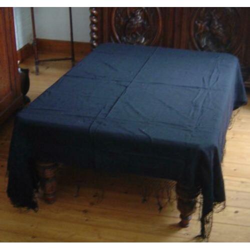 Grote zwarte omslagdoek? begin 1900.