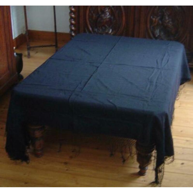 Grote zwarte omslagdoek? begin 1900.