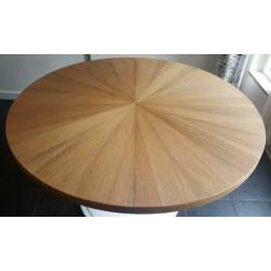 Ronde tafel met bolpoot. Tafelblad in diverse houtsoorten.