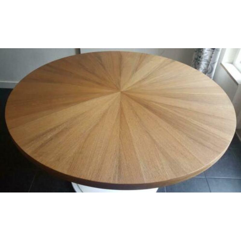 Ronde tafel met bolpoot. Tafelblad in diverse houtsoorten.