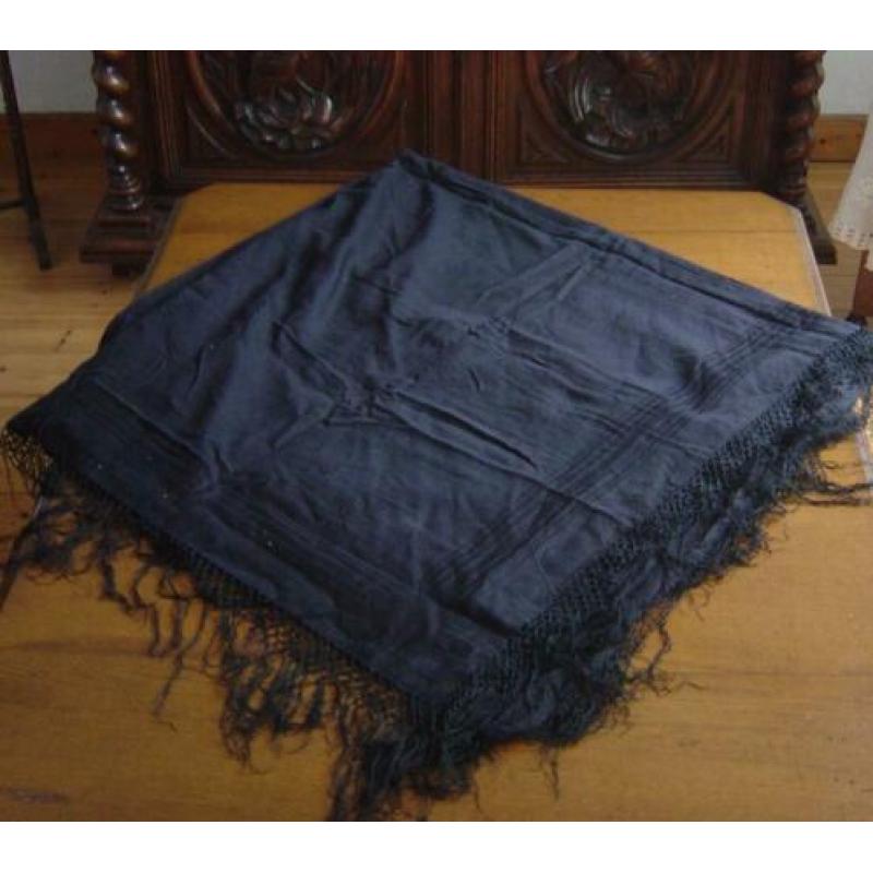 Grote zwarte omslagdoek? begin 1900.