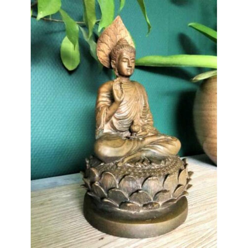 Brons Boeddha op gedetailleerd lotustroon beeld