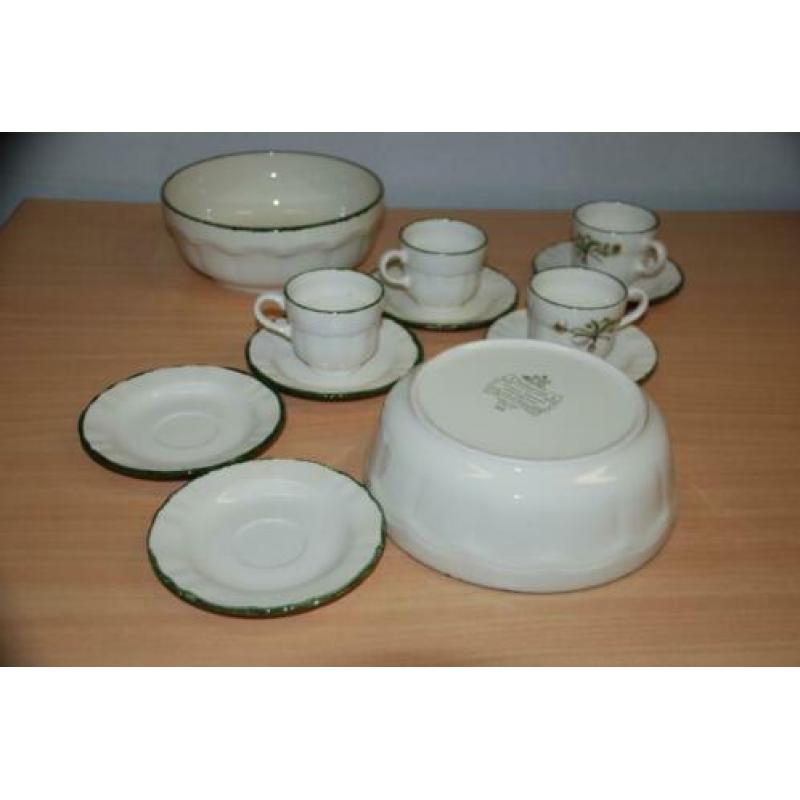 Servies met groen onkruid.