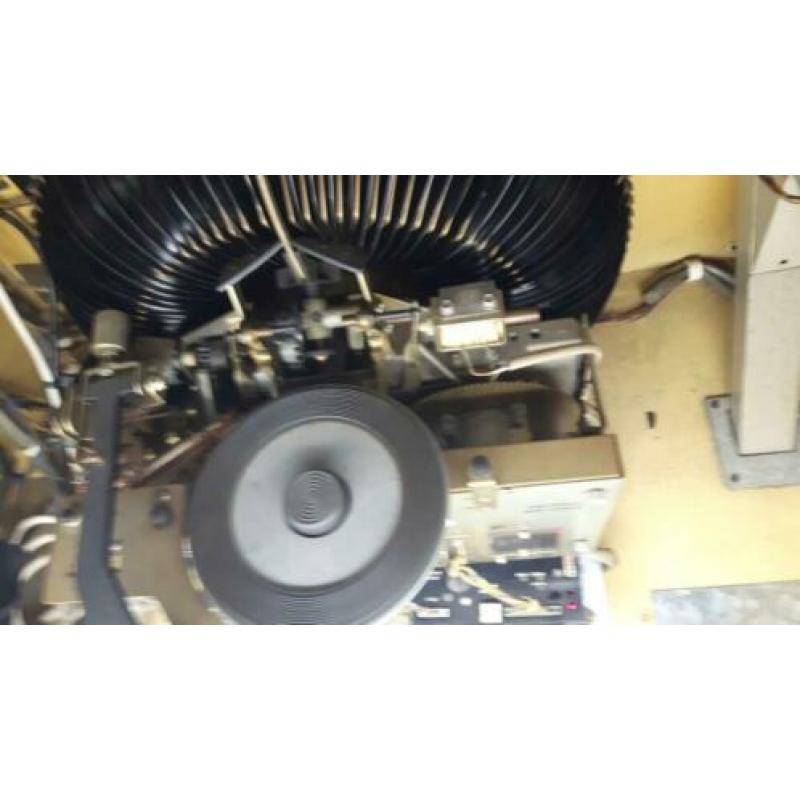 Ami r_81 jukebox. Gevuld met 100 singels.
