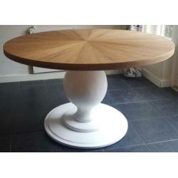 Ronde tafel met bolpoot. Tafelblad in diverse houtsoorten.