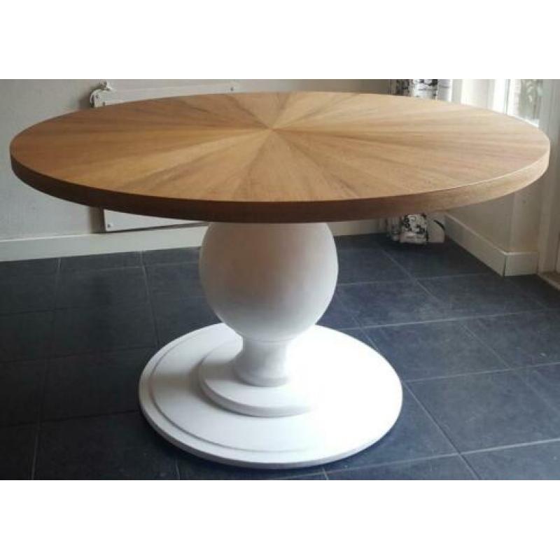 Ronde tafel met bolpoot. Tafelblad in diverse houtsoorten.