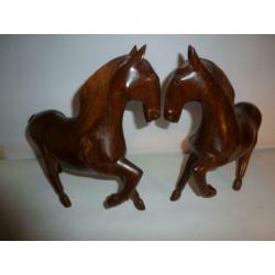 2 houten paarden