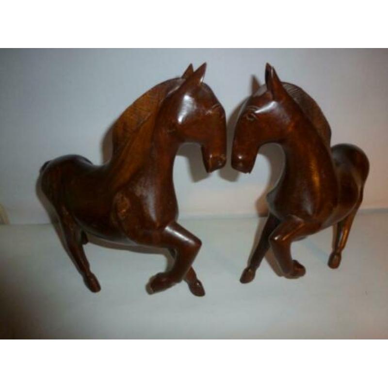 2 houten paarden