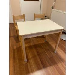 Schilte houten kindertafel en kinderstoel