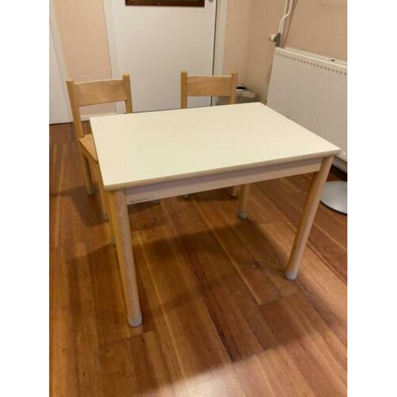 Schilte houten kindertafel en kinderstoel