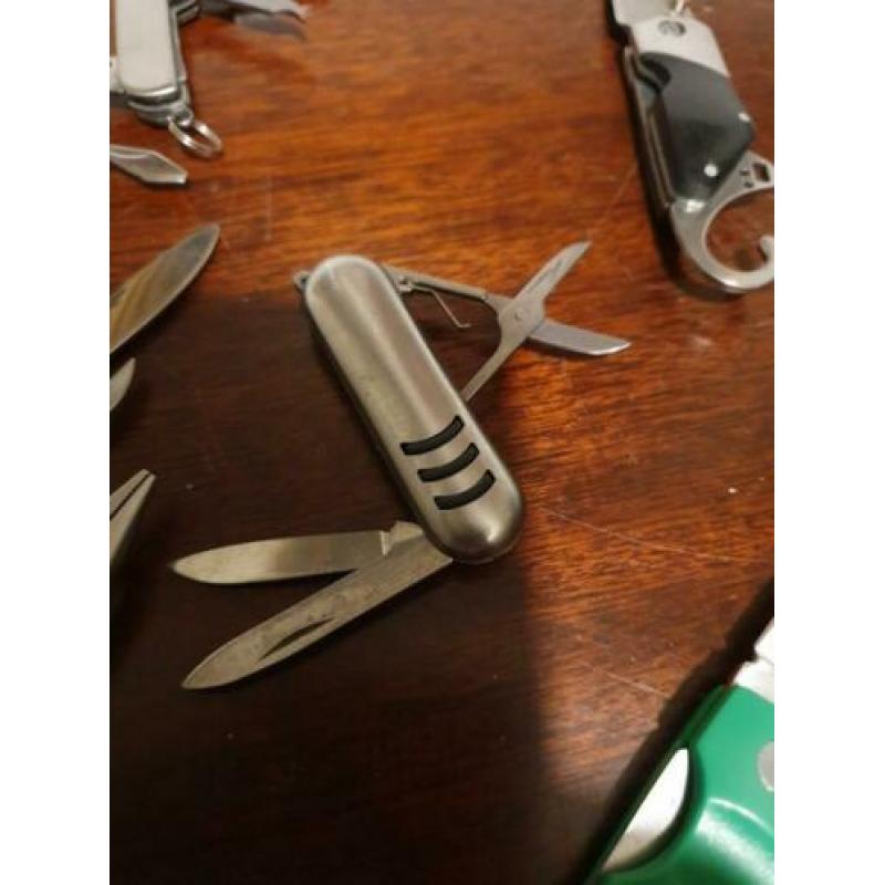 8 zeer mooie zak en hobby messen zie bylage
